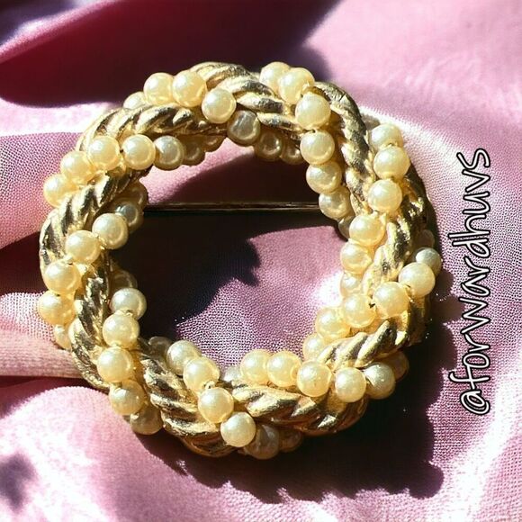 Vintage Gold Tone Wreath Brooch with Pearl Beads - Picture 7 of 9